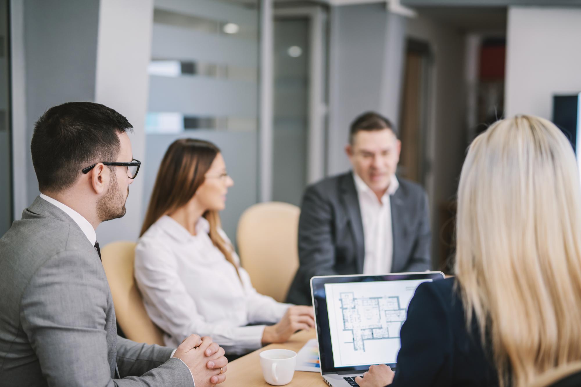 agenți imobiliari discutând planuri